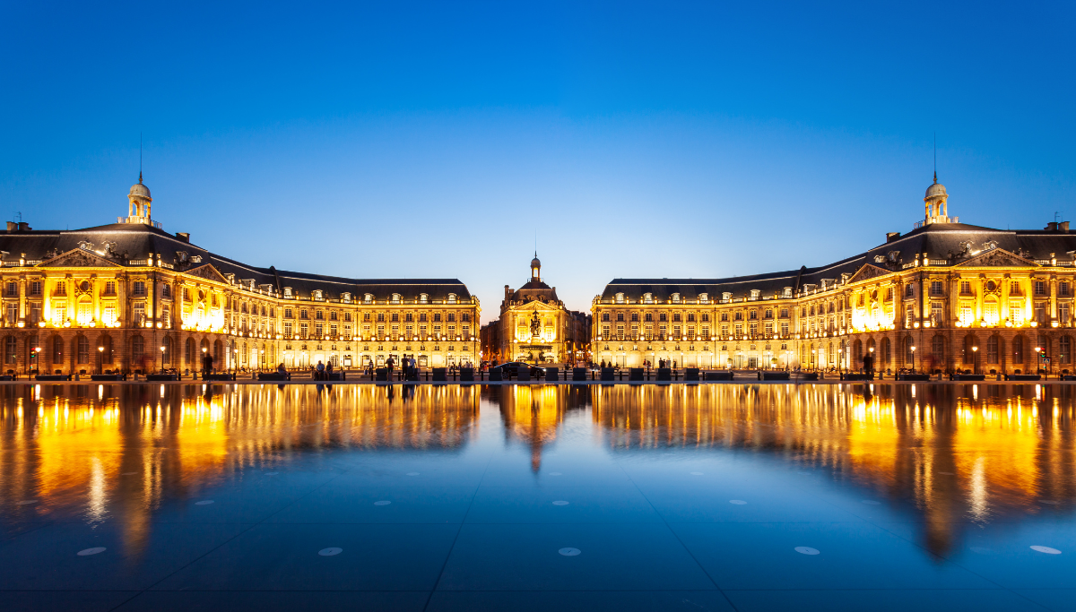 Image of the buildings around La Place de Bordeaux lit up at night